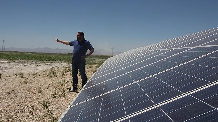 Konya'da Güneş'le 400 dekar araziyi suluyor