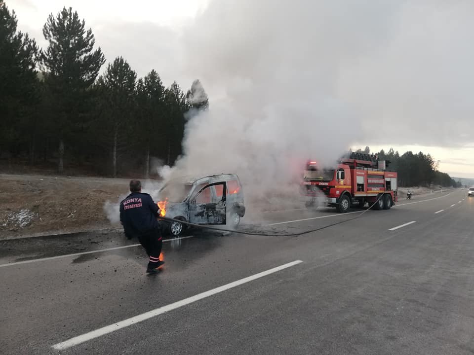 Konya’da hafif ticari araç alev alev yandı 