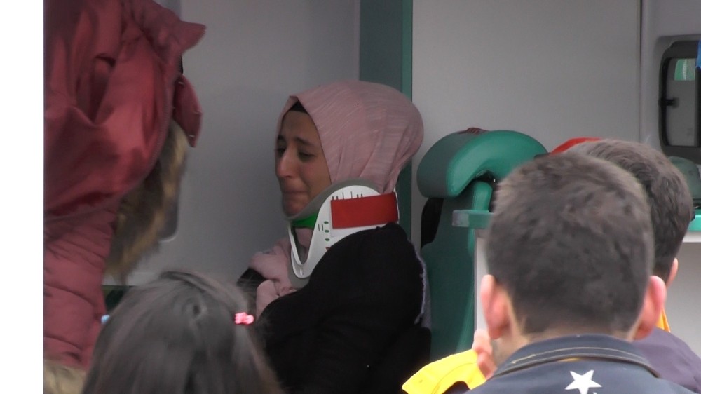 Konya’da hafif ticari araç ile tır çarpıştı: 4 yaralı 