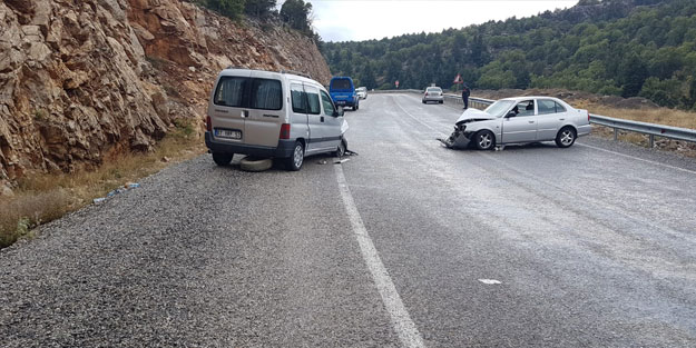 Konya'da hafif ticari araç otomobille çarpıştı: Yaralılar var
