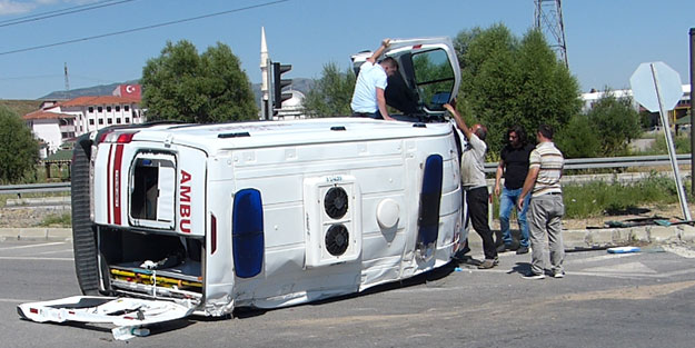 Konya'da hasta taşıyan ambulans kaza yaptı: 4 yaralı