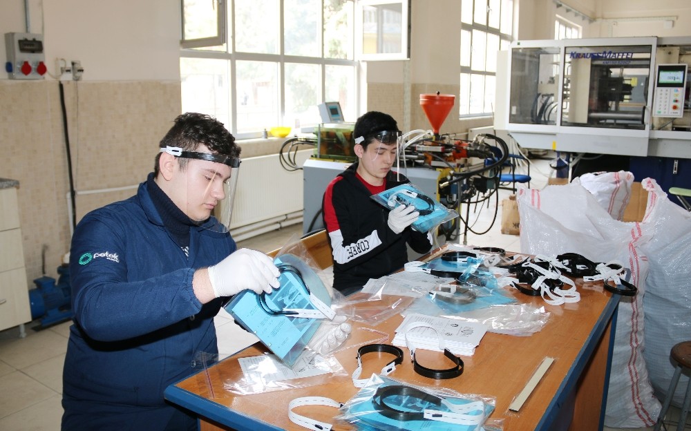 Konya’da iki meslek lisesi koruyucu maske üretti 