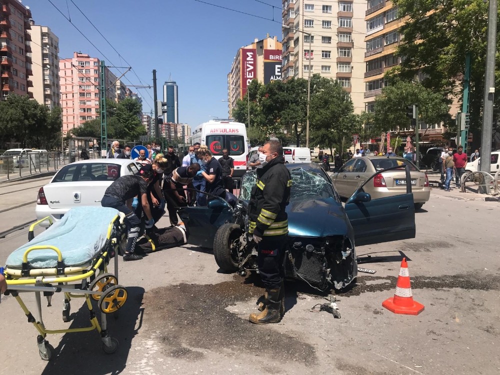 Konya’da iki otomobil çarpıştı: 3 yaralı 