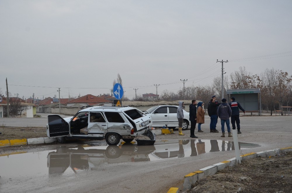 Konya’da iki otomobil çarpıştı: 4 yaralı 