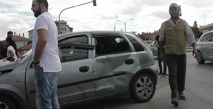 Konya’da iki otomobil çarpıştı: 9 kişi yaralandı