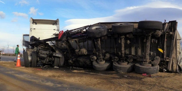 Konya'da iki TIR çarpıştı: 1 ölü
