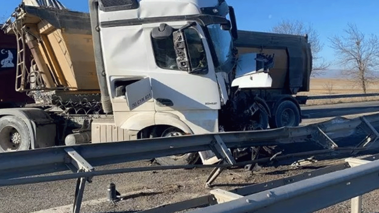 Konya'da iki tır kafa kafaya çarpıştı!