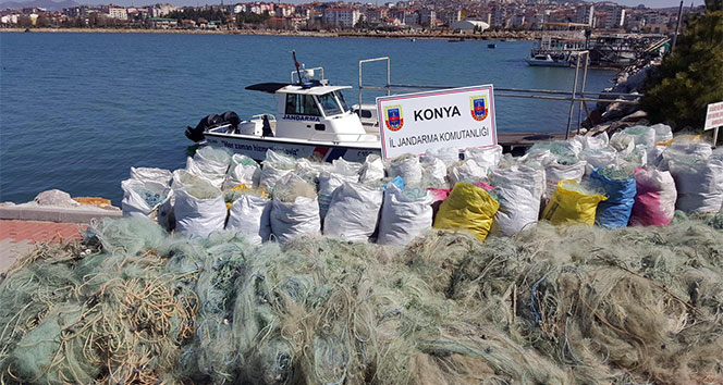Konya'da Jandarmanın gölden topladığı yasak ağ imha edildi
