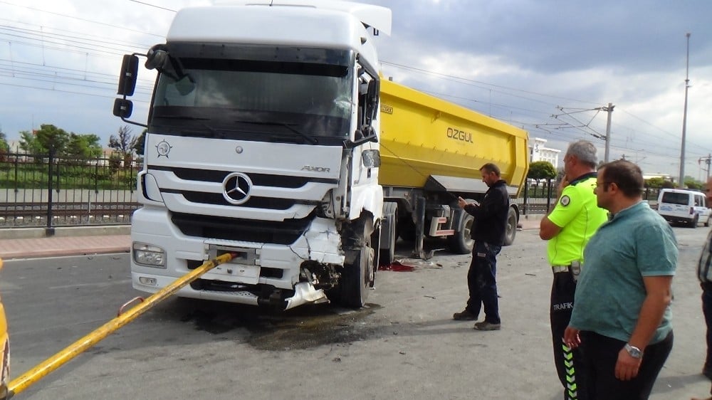 Konya’da kamyonet ile hafriyat kamyonu çarpıştı: 1 ölü, 2 yaralı 