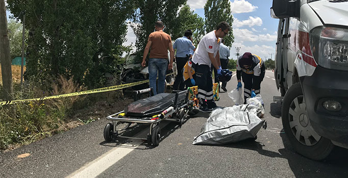 Konya'da kamyonet motosiklete ve ağaca çarptı: 1 ölü, 4 yaralı
