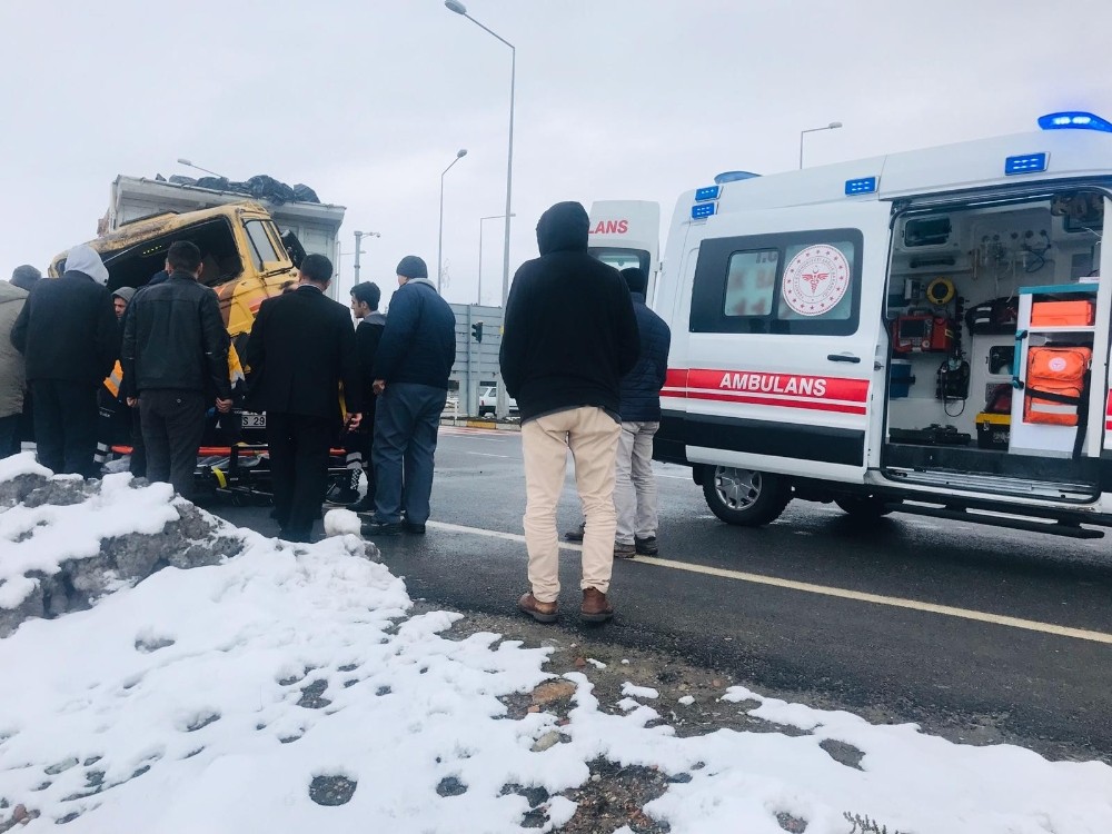Konya’da kamyonla tır çarpıştı: 1 yaralı 