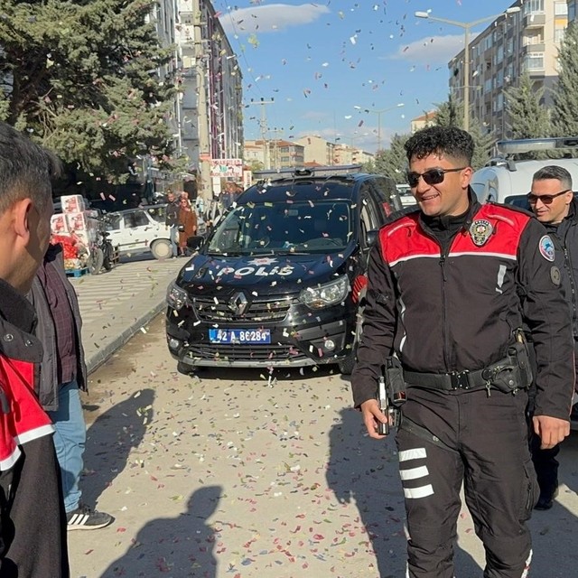 Konya'da kavga ihbarına giden polis ekiplerine çocuklardan sürpriz kutlama