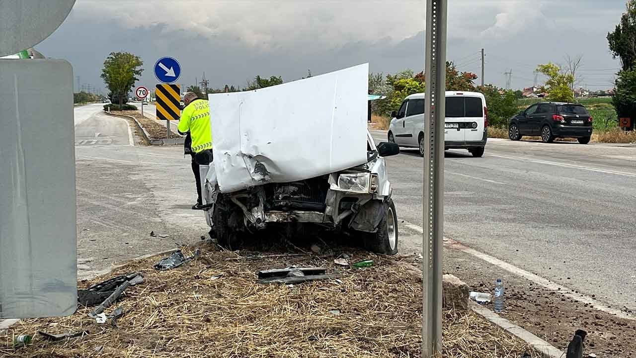 Konya’da kavşakta dehşet! İki otomobil çarpıştı, 1'i ağır 5 yaralı var!