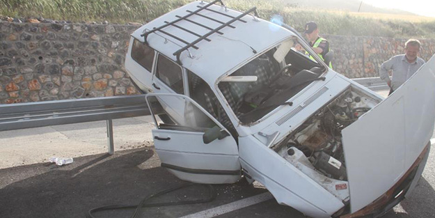 Konya'da korkutan kaza! Araç bariyerlere çarpıp asılı kaldı...