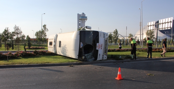 Konya'da midibüs devrildi: 4 kişi yaralandı