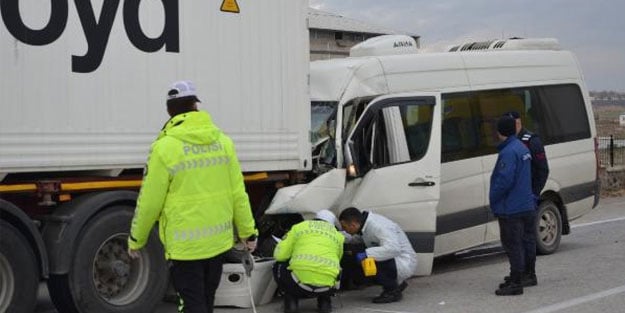 Konya'da minibüs ile TIR çarpıştı: Ölü ve yaralılar var