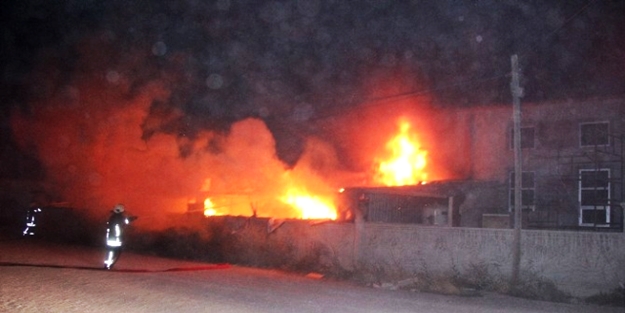 Konya'da mobilya fabrikasında yangın!