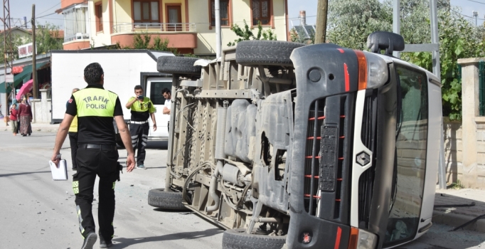 Konya'da öğrenci servisi, kamyonetle çarpıştı: 5 yaralı
