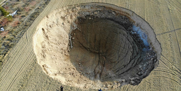 Konya'da oluşan dev obruğun sebebi deprem mi? Prof. Arık cevapladı!