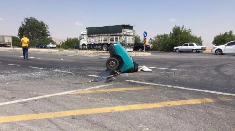 Konya'da otomobil ikiye bölündü: 5 yaralı