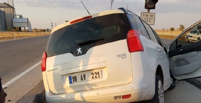 Konya'da otomobil refüje çarptı: 1 ölü