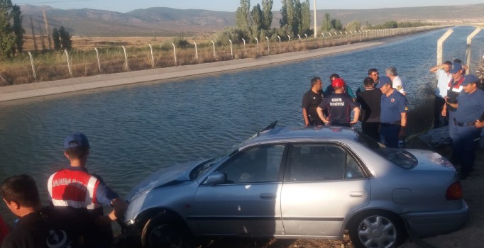 Konya'da otomobil sulama kanalına devrildi: 2 kişi öldü