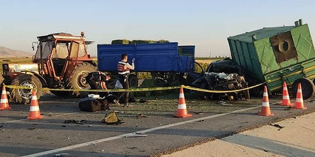 Konya'da otomobil traktörün römorklarına çarptı: 1 ölü, 3 yaralı