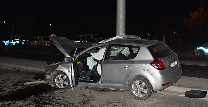 Konya'da otomobil yön levhası direğine çarptı: 1 ölü