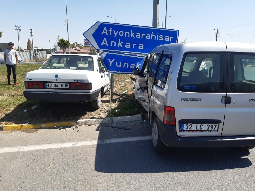 Konya’da otomobille hafif ticari araç çarpıştı: 7 yaralı 