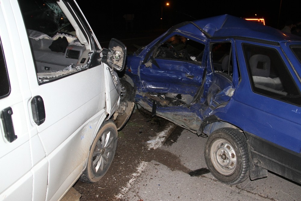 Konya’da otomobille kamyonet çarpıştı: 1 ölü, 4 yaralı 