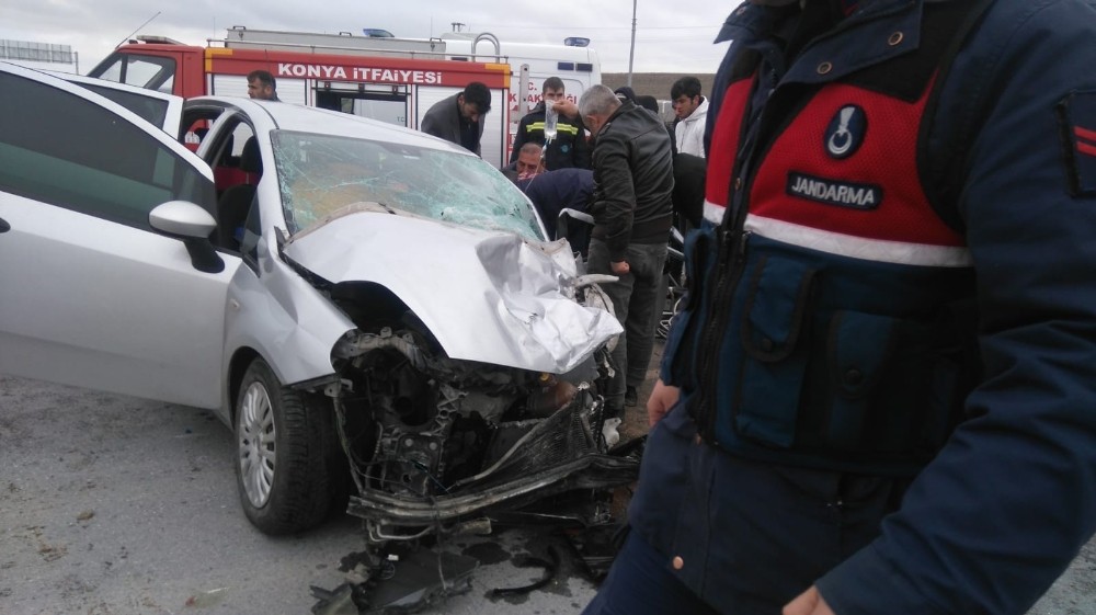 Konya’da otomobille kamyonet çarpıştı: 3 yaralı 