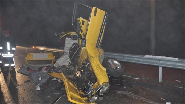 Konya'da otomobiller kafa kafaya çarpıştı: 2 ölü