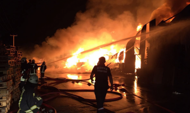 Konya’da palet fabrikasında korkutan yangın