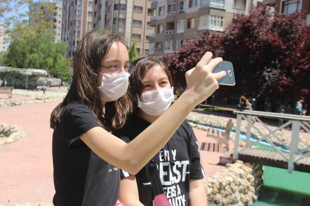Konya’da parklar çocuklarla doldu 