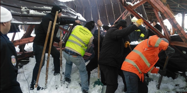 Konya'da pazar çatısı çöktü: 1'i ağır 4 yaralı