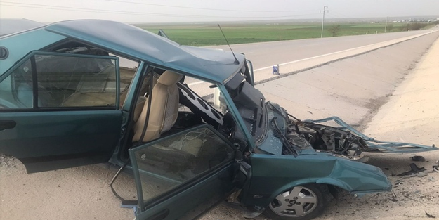 Konya'da refüje çarpan otomobil kağıt gibi ezildi buruştu!