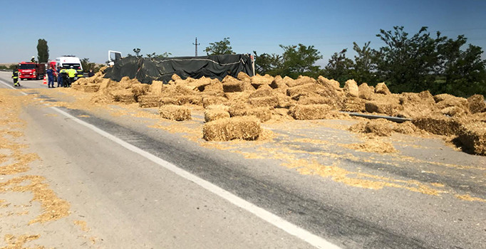 Konya'da saman yüklü TIR yan yattı