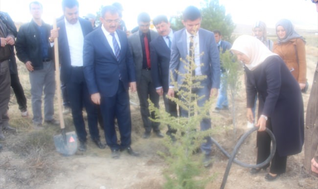 Konya'da şehitlere saygı için bin 100 fidan dikildi