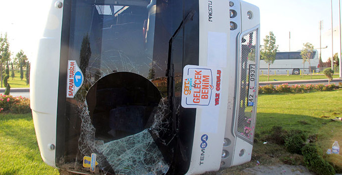Konya'da servis midibüsü devrildi: 4 kişi yaralandı