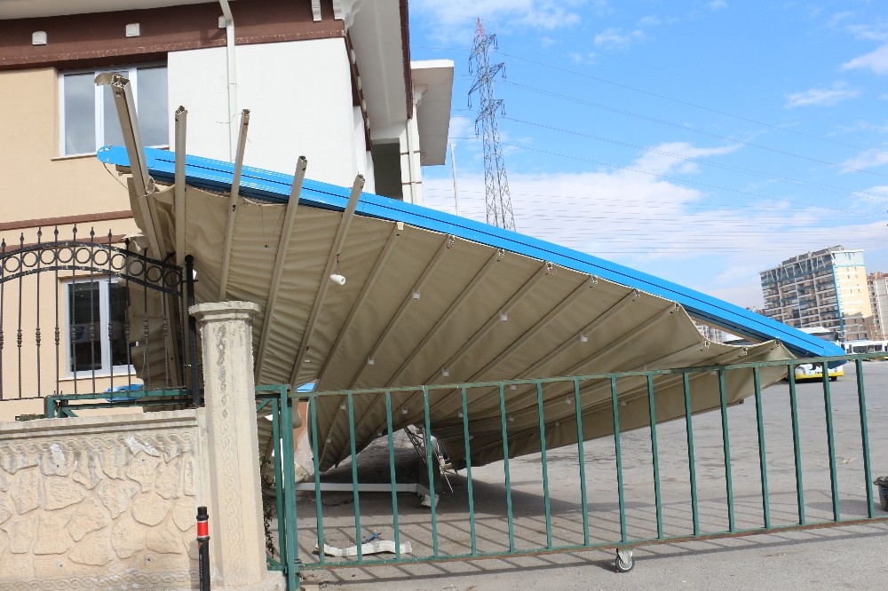 Konya’da şiddetli rüzgar düğün salonunun tentesini uçurdu 