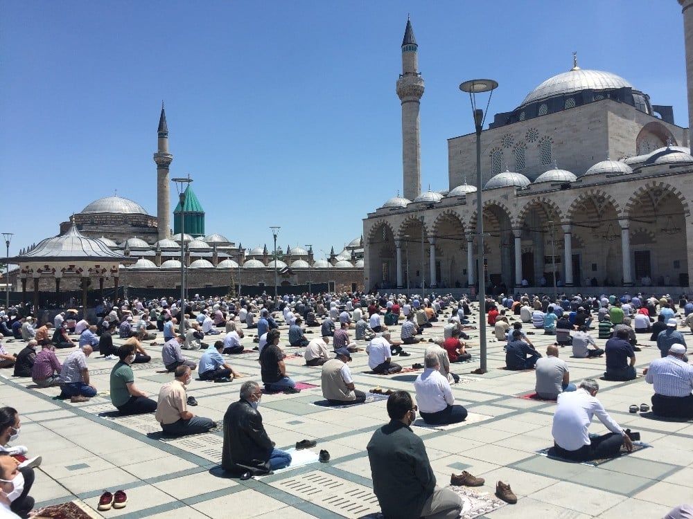Konya’da sosyal mesafeli ikinci cuma namazı kılındı 