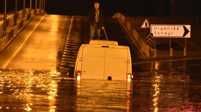 Konya'da su basan üst geçitte 2.5 saat kurtarılmayı bekledi
