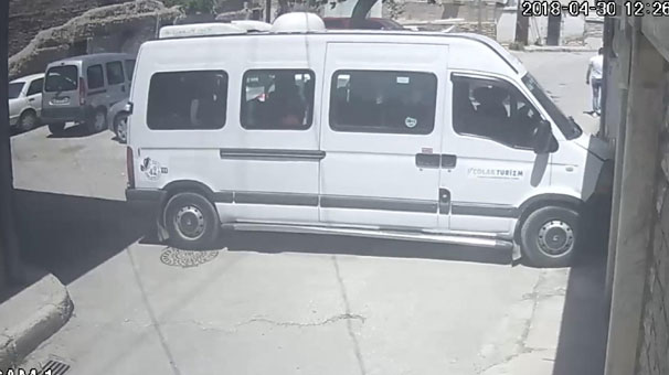 Konya'da sürücü kalp krizi geçirdi, öğrenci servisi duvara çarptı