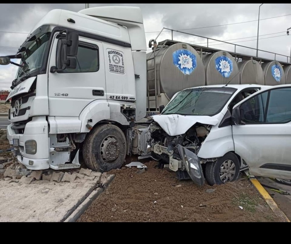Konya’da süt tankeriyle kamyonet çarpıştı: 1 ağır yaralı 