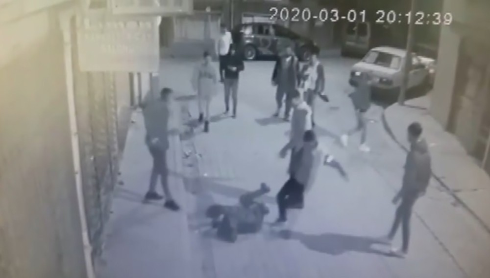 Konya’da tekme tokat dövülen gencin gasp edilme anı kamerada 
