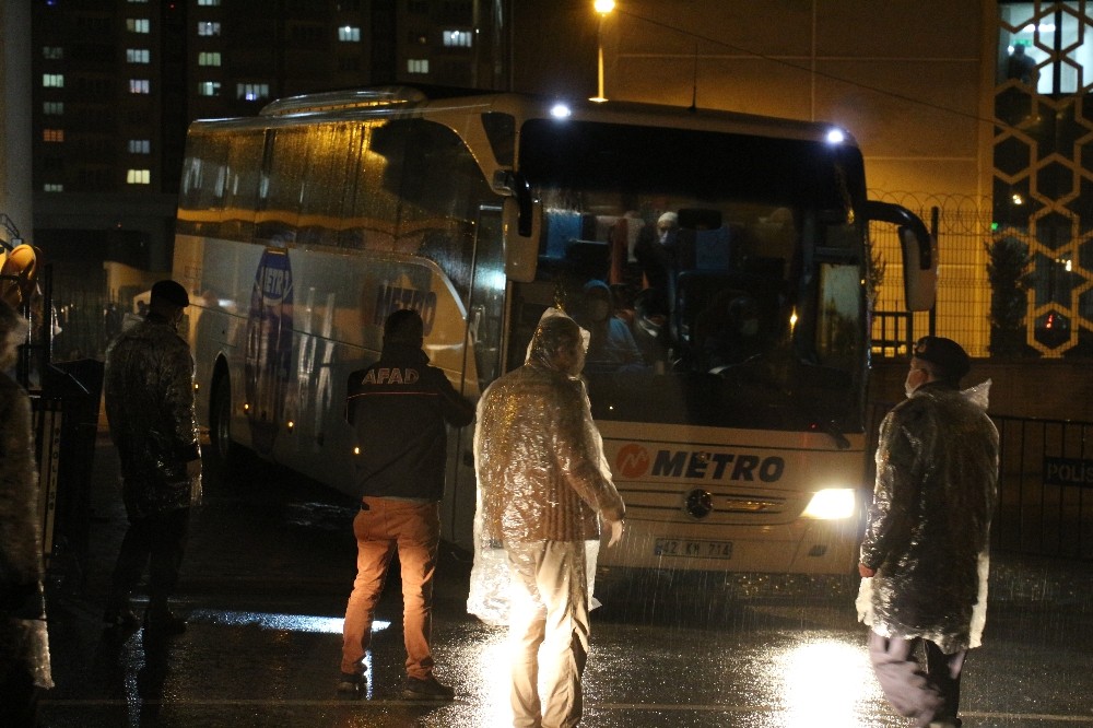 Konya’da test sonucu negatif çıkan umrecilerin tahliyesi başladı 