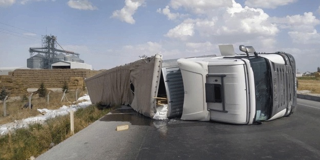 Konya’da tır devrildi
