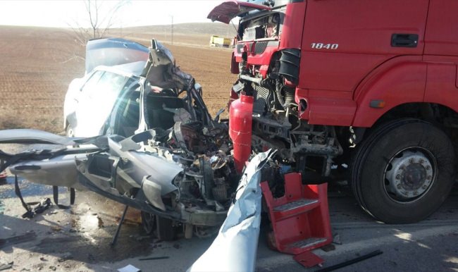 Konya'da tır ile otomobil çarpıştı: 2 ölü