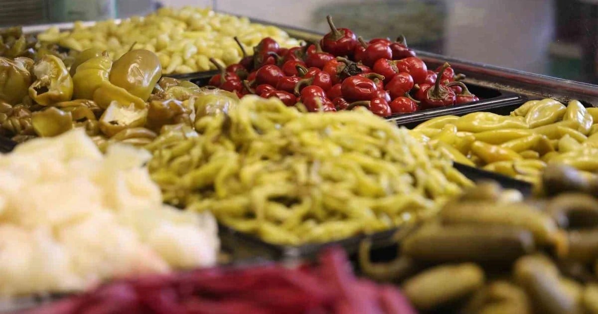 Konya'da turşu sirke ve limon yerine kaya tuzu, su ve üzüm koruğu suyuyla kuruluyor
