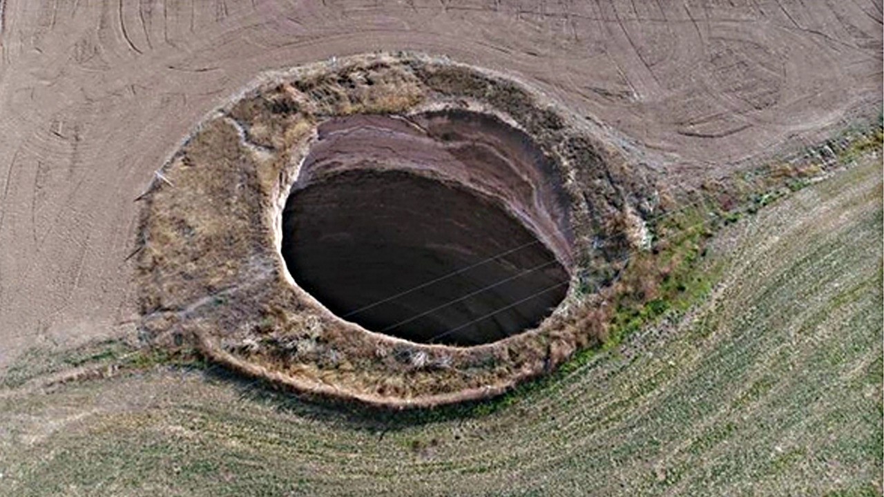 Konya'da yerin 7 metre altından çöktü: Yeni obruk oluştu! Dudak uçuklatan görüntü